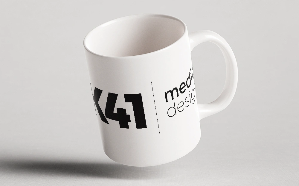 Weiße Kaffeetasse mit dem Logo von K41 Media Design
